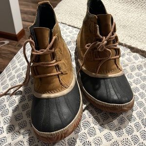 Sorel Out and About Boots. Mud marks but would easily come off